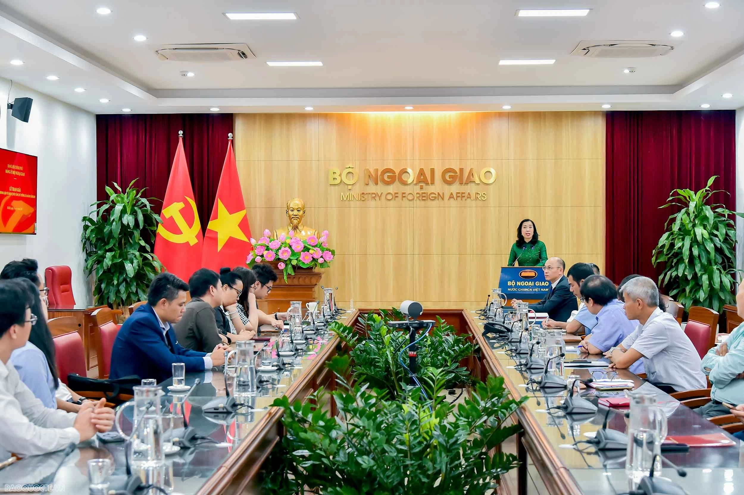 Lan tỏa trách nhiệm bảo vệ nền tảng tư tưởng của Đảng trong toàn ngành Ngoại giao Lan tỏa trách nhiệm bảo vệ nền tảng tư tưởng của Đảng trong toàn ngành Ngoại giao