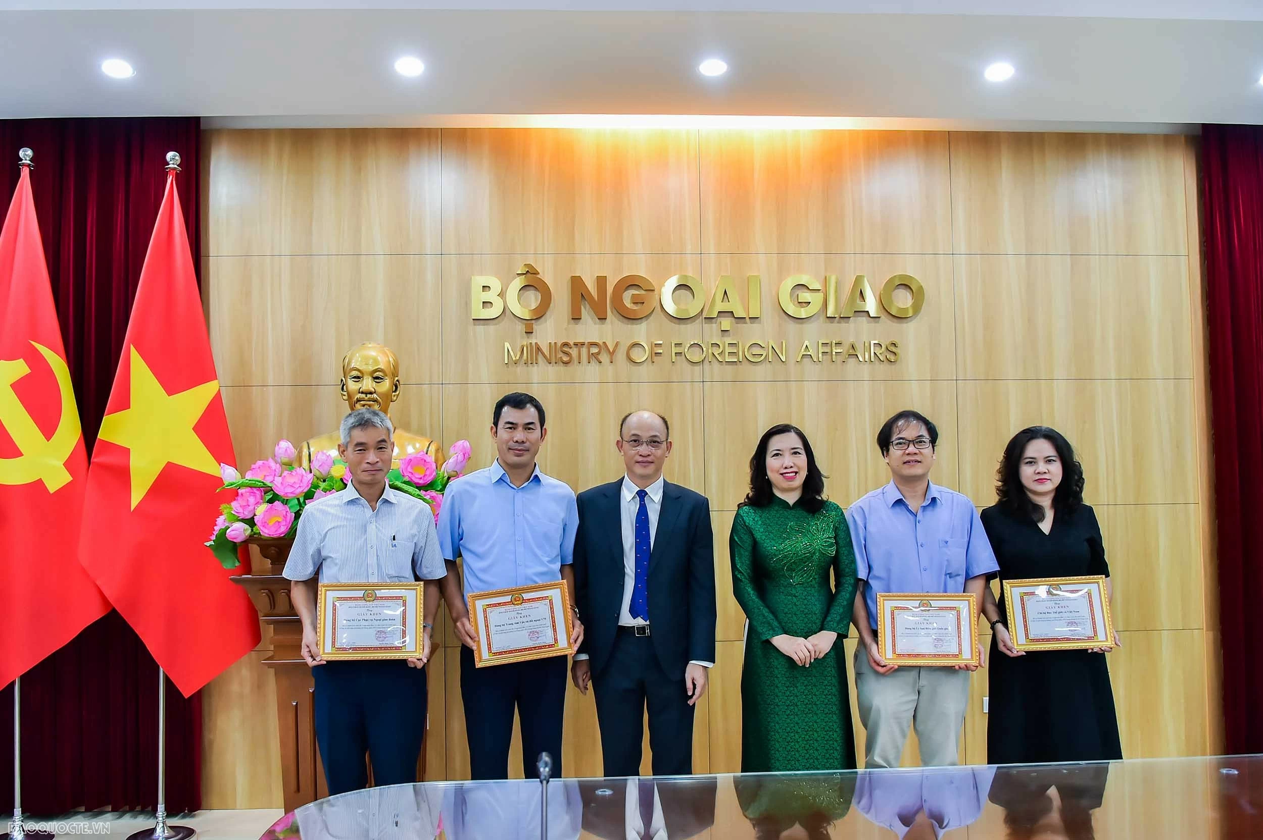 Lan tỏa trách nhiệm bảo vệ nền tảng tư tưởng của Đảng trong toàn ngành Ngoại giao Lan tỏa trách nhiệm bảo vệ nền tảng tư tưởng của Đảng trong toàn ngành Ngoại giao