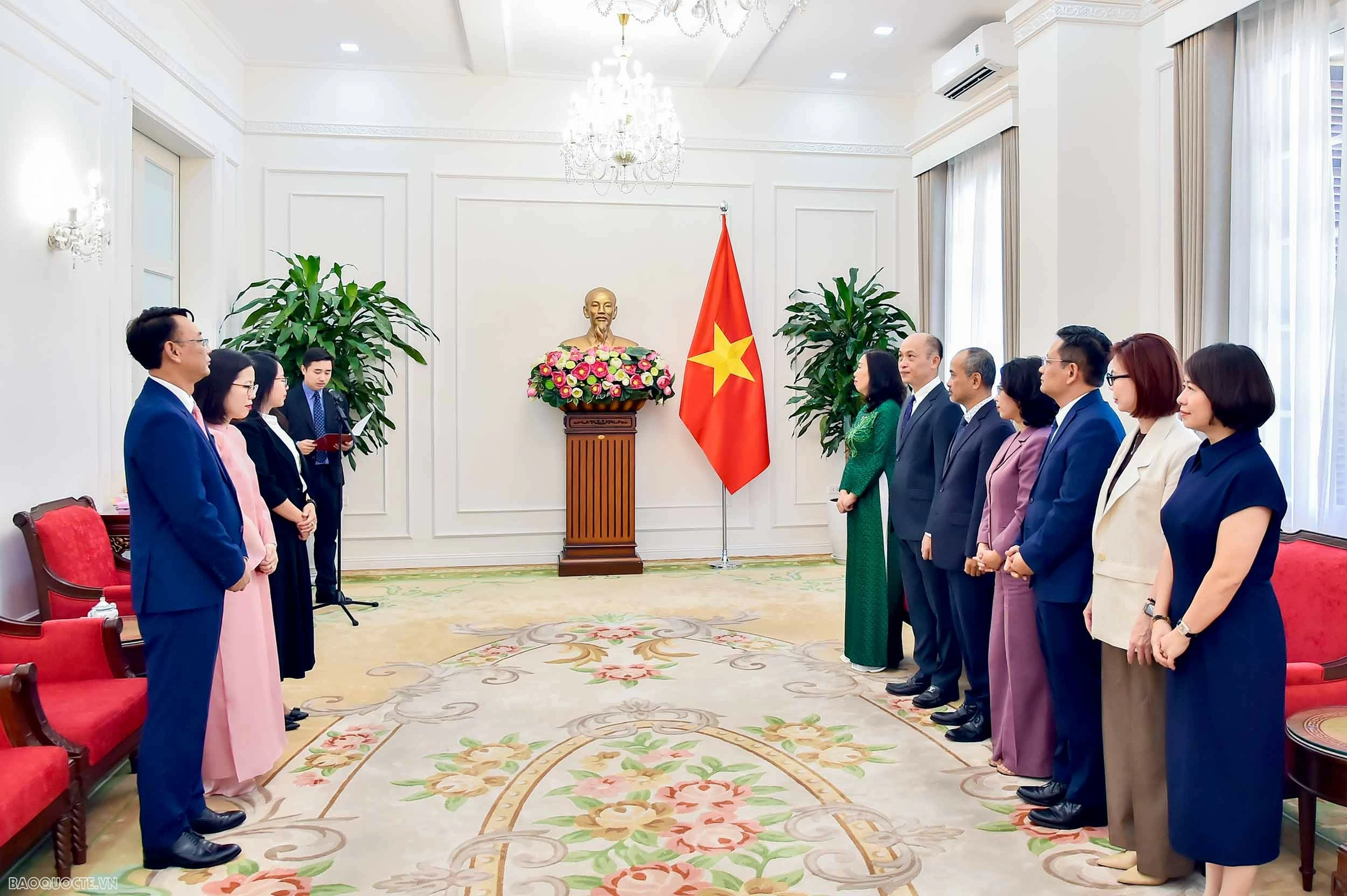 Thứ trưởng Ngoại giao Lê Thị Thu Hằng trao quyết định điều động, bổ nhiệm cán bộ lãnh đạo, quản lý