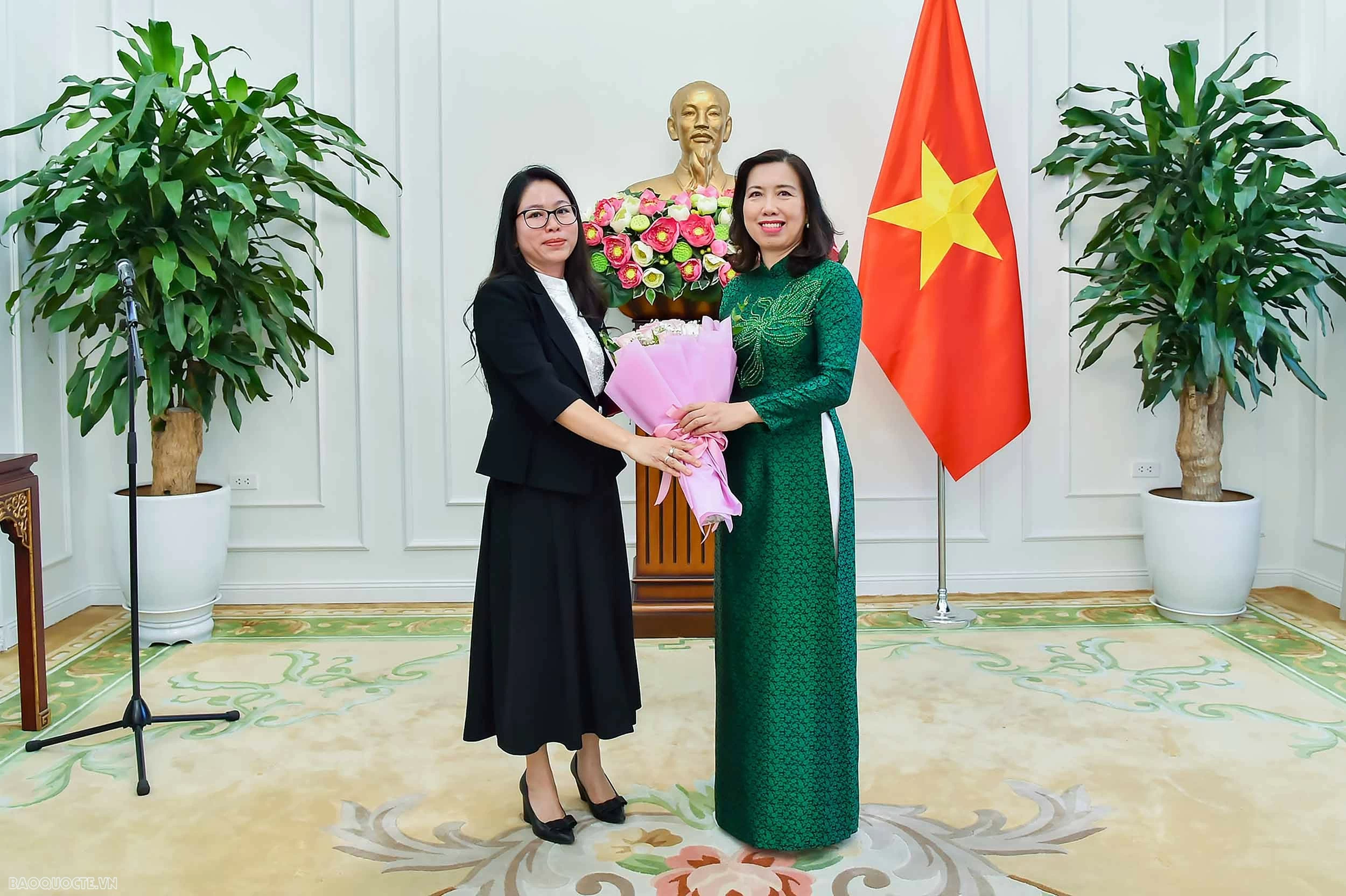 Thứ trưởng Ngoại giao Lê Thị Thu Hằng trao quyết định điều động, bổ nhiệm cán bộ lãnh đạo, quản lý