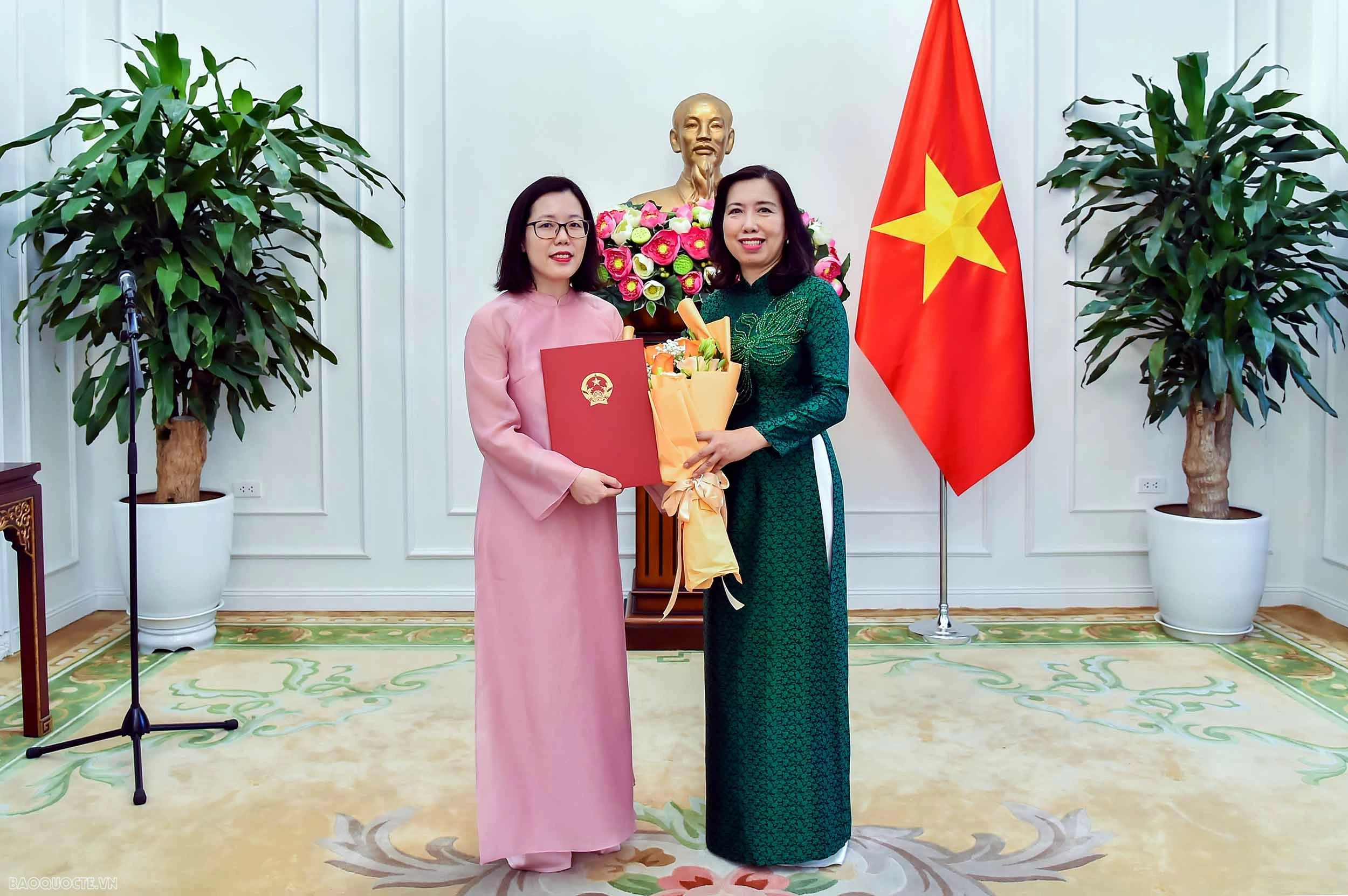 Thứ trưởng Ngoại giao Lê Thị Thu Hằng trao quyết định điều động, bổ nhiệm cán bộ lãnh đạo, quản lý
