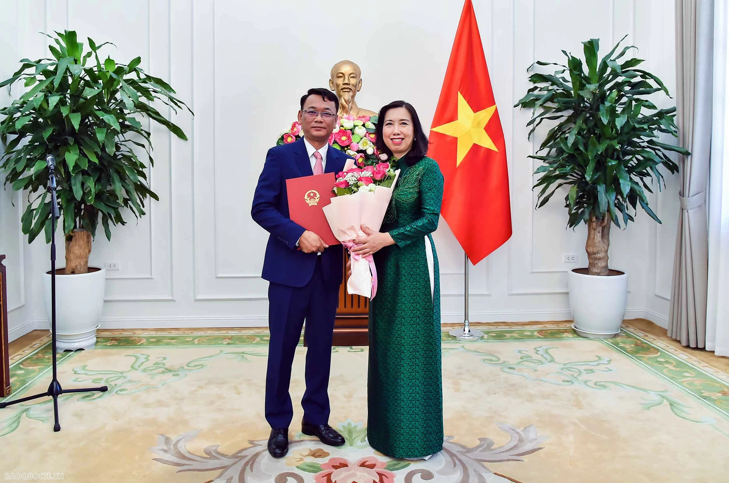 Thứ trưởng Ngoại giao Lê Thị Thu Hằng trao quyết định điều động, bổ nhiệm cán bộ lãnh đạo, quản lý