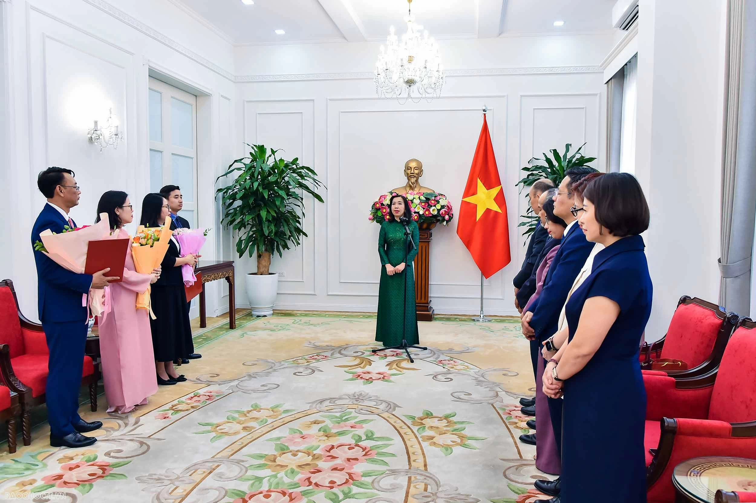 Thứ trưởng Ngoại giao Lê Thị Thu Hằng trao quyết định điều động, bổ nhiệm cán bộ lãnh đạo, quản lý