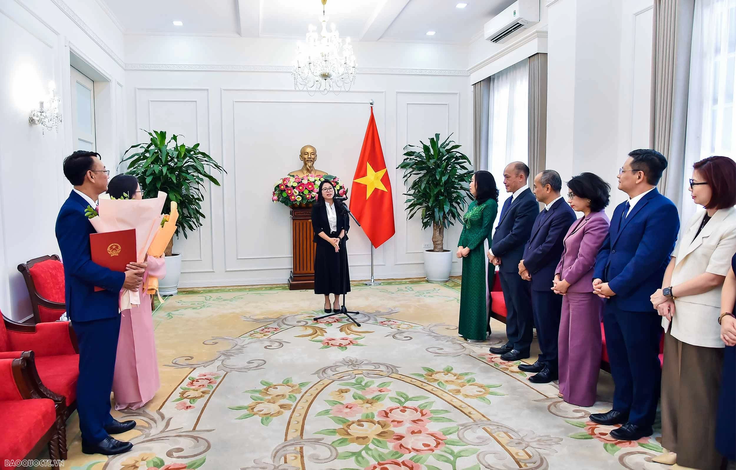 Thứ trưởng Ngoại giao Lê Thị Thu Hằng trao quyết định điều động, bổ nhiệm cán bộ lãnh đạo, quản lý