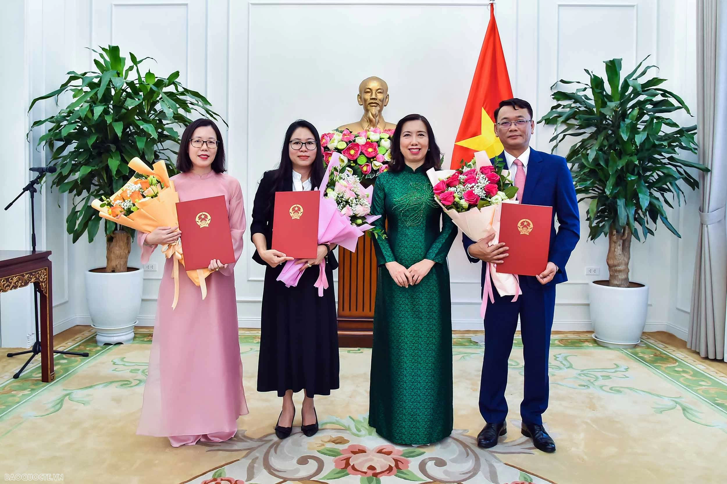 Thứ trưởng Ngoại giao Lê Thị Thu Hằng trao quyết định điều động, bổ nhiệm cán bộ lãnh đạo, quản lý