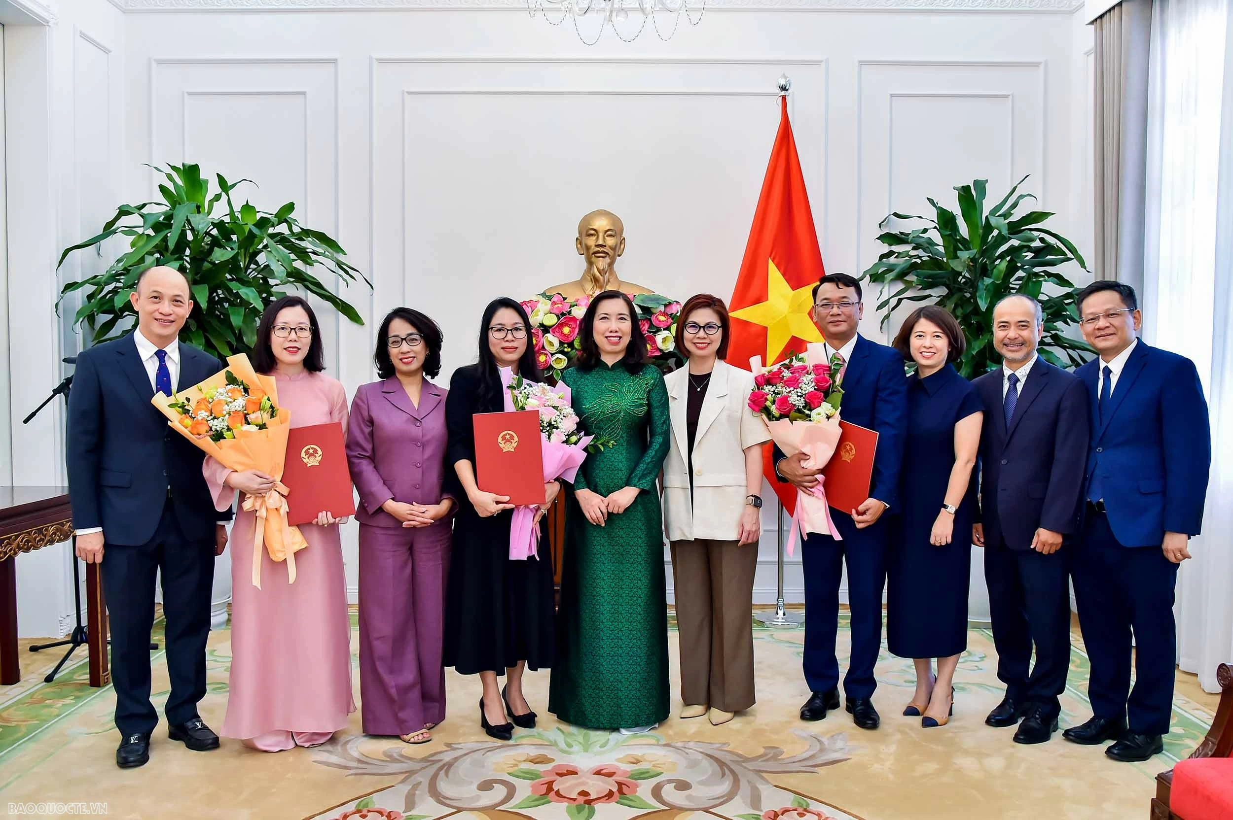 Thứ trưởng Ngoại giao Lê Thị Thu Hằng trao quyết định điều động, bổ nhiệm cán bộ lãnh đạo, quản lý