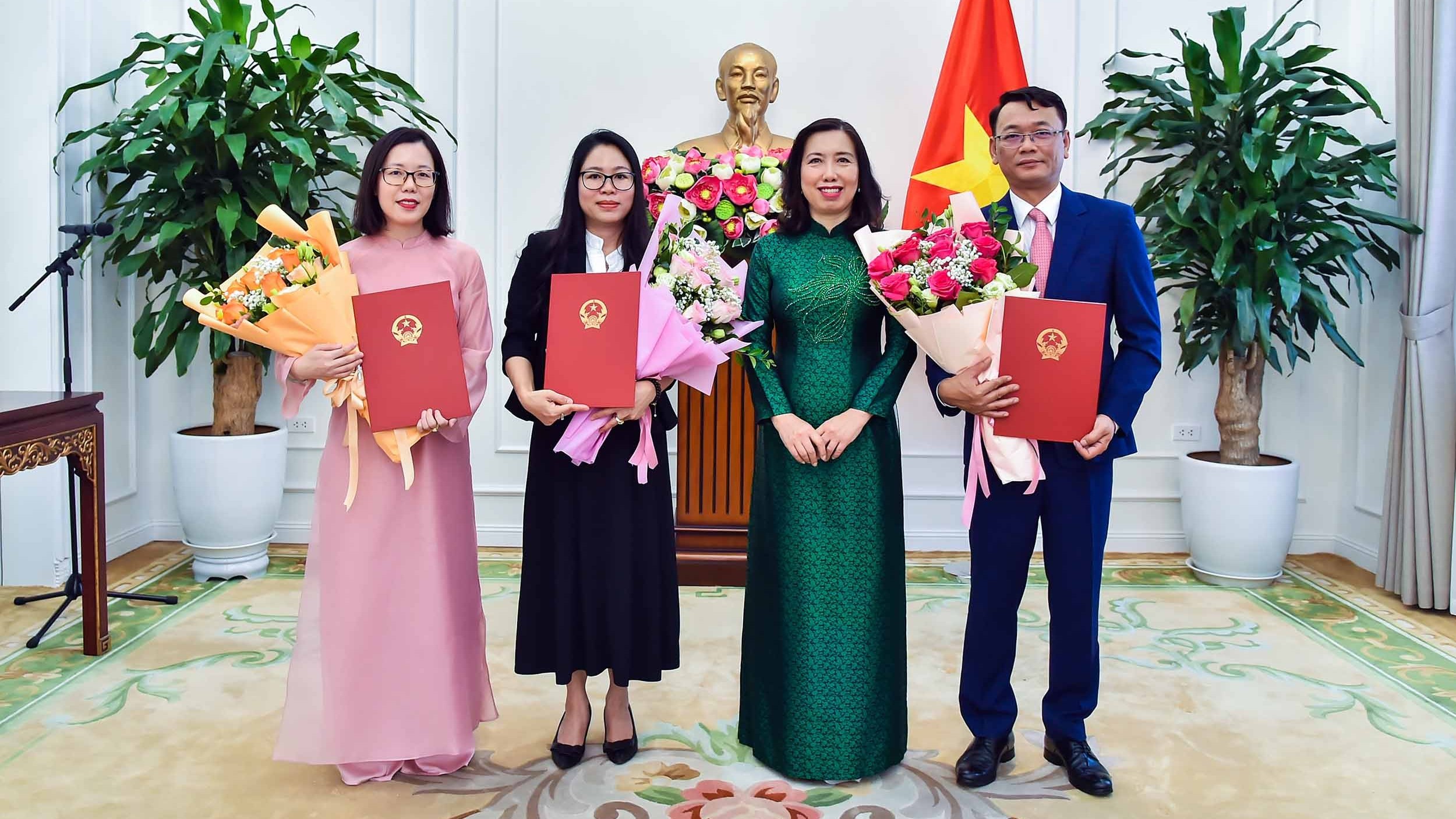 Thứ trưởng Ngoại giao Lê Thị Thu Hằng trao quyết định điều động, bổ nhiệm cán bộ lãnh đạo, quản lý