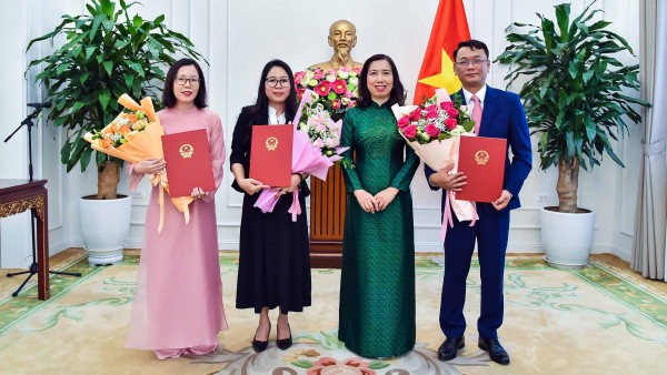Thứ trưởng Ngoại giao Lê Thị Thu Hằng trao quyết định điều động, bổ nhiệm cán bộ lãnh đạo, quản lý
