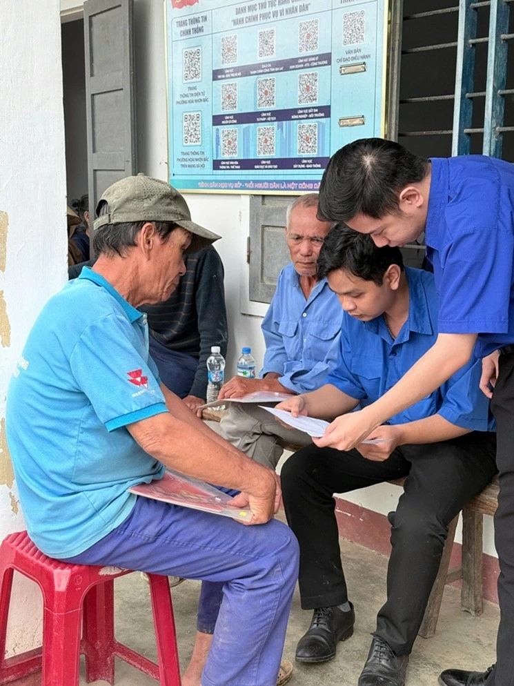 Cán bộ Đoàn thanh niên Văn phòng ĐK Đất đai tỉnh tận tình hướng dẫn người dân Cán bộ Đoàn thanh niên Văn phòng ĐK Đất đai tỉnh tận tình hướng dẫn người dân