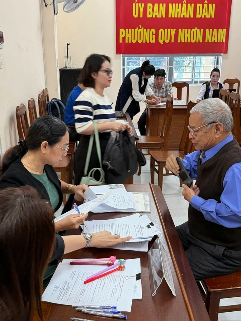 Cán bộ, viên chức Văn phòng Đăng ký đất đai ra quân thực hiện Chiến dịch “Sổ đỏ đến gần dân, dấu ấn chính quyền 2 cấp”, trực tiếp hỗ trợ, hướng dẫn người dân thực hiện thủ tục hành chính về đất đai ngay tại địa phương. Cán bộ, viên chức Văn phòng Đăng ký đất đai ra quân thực hiện Chiến dịch “Sổ đỏ đến gần dân, dấu ấn chính quyền 2 cấp”, trực tiếp hỗ trợ, hướng dẫn người dân thực hiện thủ tục hành chính về đất đai ngay tại địa phương.
