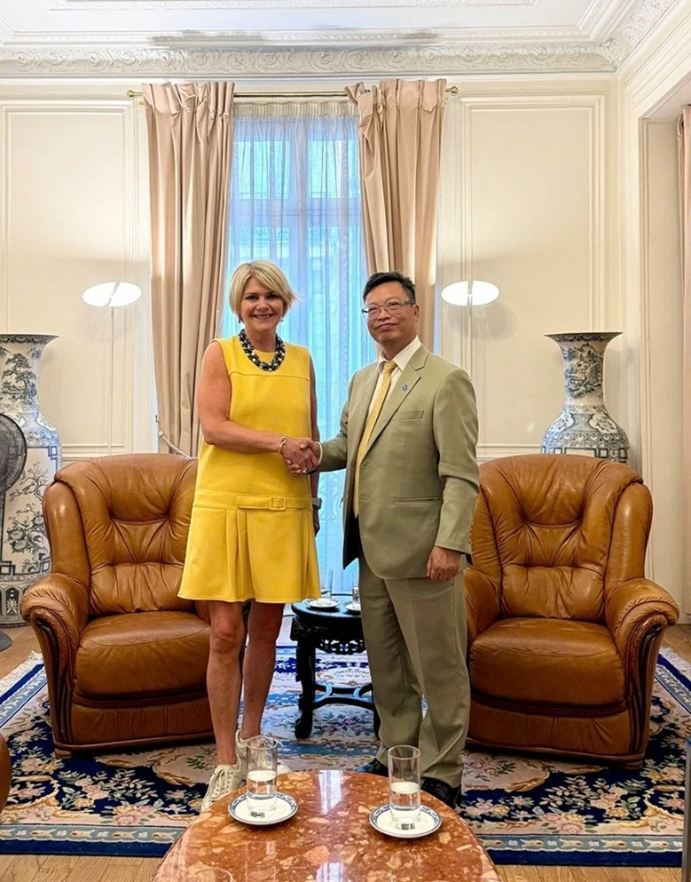 Đại sứ Việt Nam tại Pháp Trịnh Đức Hải tiếp Giám đốc Trung tâm Phát triển của OECD Đại sứ Việt Nam tại Pháp Trịnh Đức Hải tiếp Giám đốc Trung tâm Phát triển của OECD
