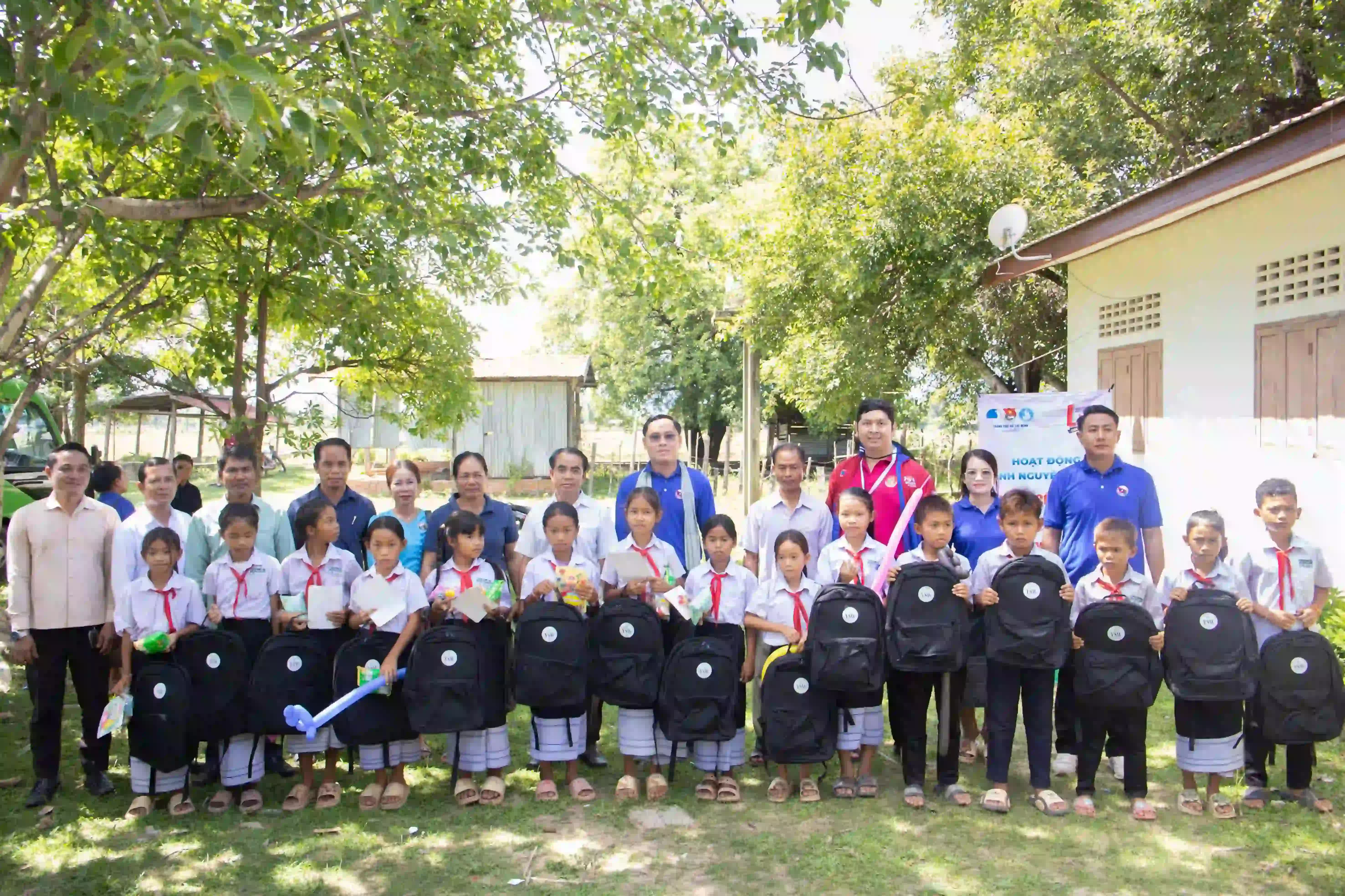 Những phần quà gồm ba lô và dụng cụ học tập được trao tận tay học sinh, tiếp thêm động lực để các em vững bước trên hành trình đến trường. (Nguồn: Đại sứ quán Việt Nam tại Lào)
