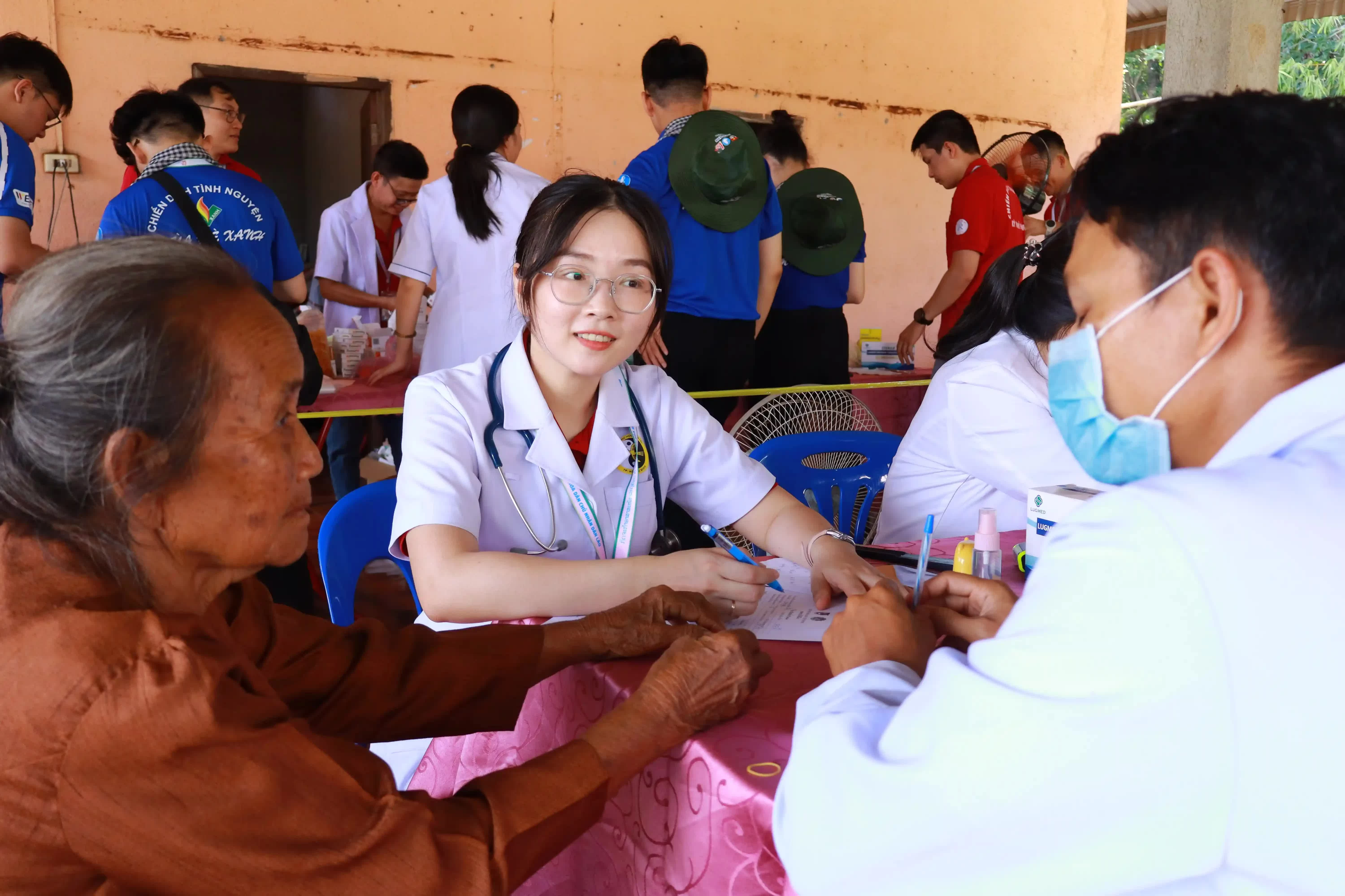 Các chiến sĩ tình nguyện tổ chức khám bệnh, tư vấn sức khỏe và cấp phát thuốc miễn phí cho người dân, góp phần chăm sóc sức khỏe cộng đồng bằng những hoạt động thiết thực. (Nguồn: Đại sứ quán Việt Nam tại Lào) Các chiến sĩ tình nguyện tổ chức khám bệnh, tư vấn sức khỏe và cấp phát thuốc miễn phí cho người dân, góp phần chăm sóc sức khỏe cộng đồng bằng những hoạt động thiết thực. (Nguồn: Đại sứ quán Việt Nam tại Lào)