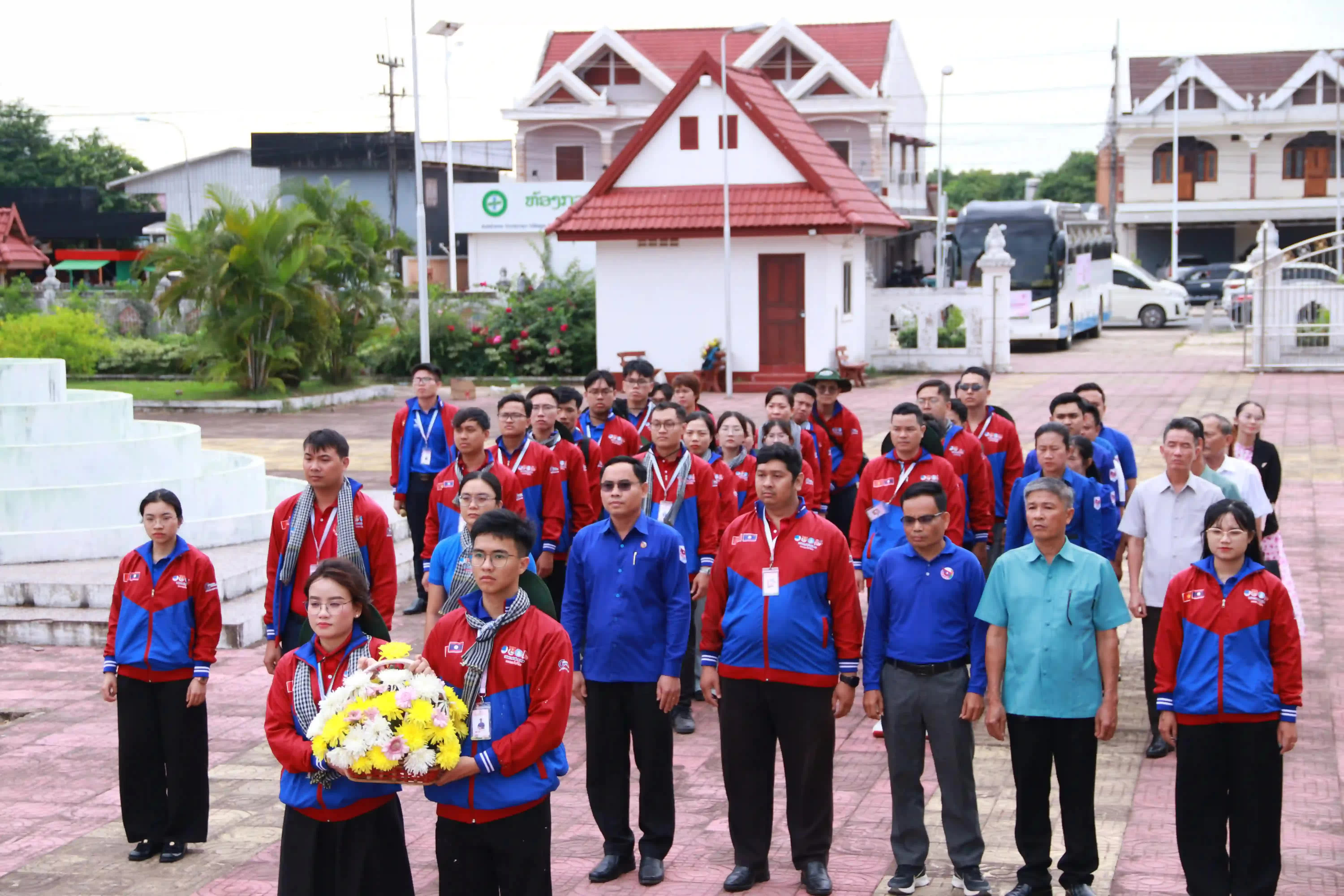 Lãnh đạo Thành đoàn TP.HCM cùng các chiến sĩ tình nguyện dâng hoa tại Tượng đài Liên minh chiến đấu Việt Nam-Lào, thể hiện lòng tri ân và tiếp nối truyền thống đoàn kết đặc biệt giữa tuổi trẻ hai nước. (Nguồn: Đại sứ quán Việt Nam tại Lào) Lãnh đạo Thành đoàn TP.HCM cùng các chiến sĩ tình nguyện dâng hoa tại Tượng đài Liên minh chiến đấu Việt Nam-Lào, thể hiện lòng tri ân và tiếp nối truyền thống đoàn kết đặc biệt giữa tuổi trẻ hai nước. (Nguồn: Đại sứ quán Việt Nam tại Lào)
