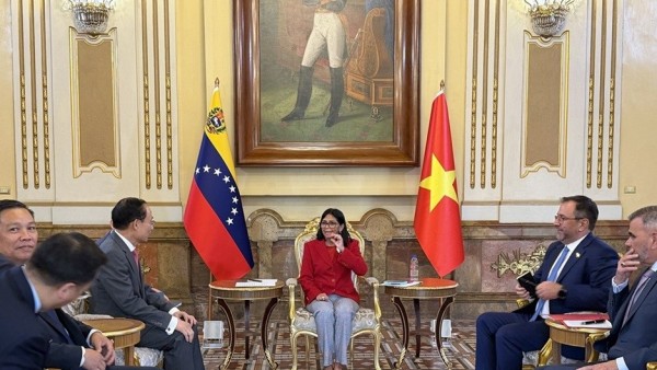 Politburo Member, Foreign Minister Le Hoai Trung pays official visit to Venezuela to strengthen bilateral ties