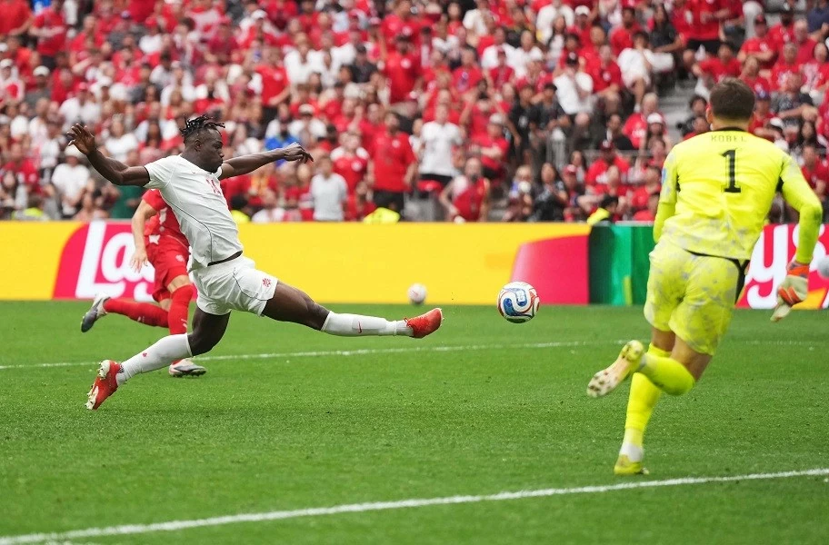 Kết quả bóng đá Bảng B World Cup 2026: Canada 1-2 Thụy Sỹ: Johan Manzambi tiếp tục bùng nổ, Thụy Sỹ đánh bại chủ nhà Canada để giành ngôi đầu bảng