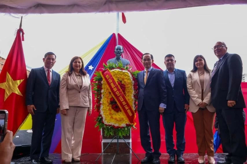 Chủ tịch Hồ Chí Minh luôn hiện hữu trong lòng mỗi người dân Venezuela Chủ tịch Hồ Chí Minh luôn hiện hữu trong lòng mỗi người dân Venezuela