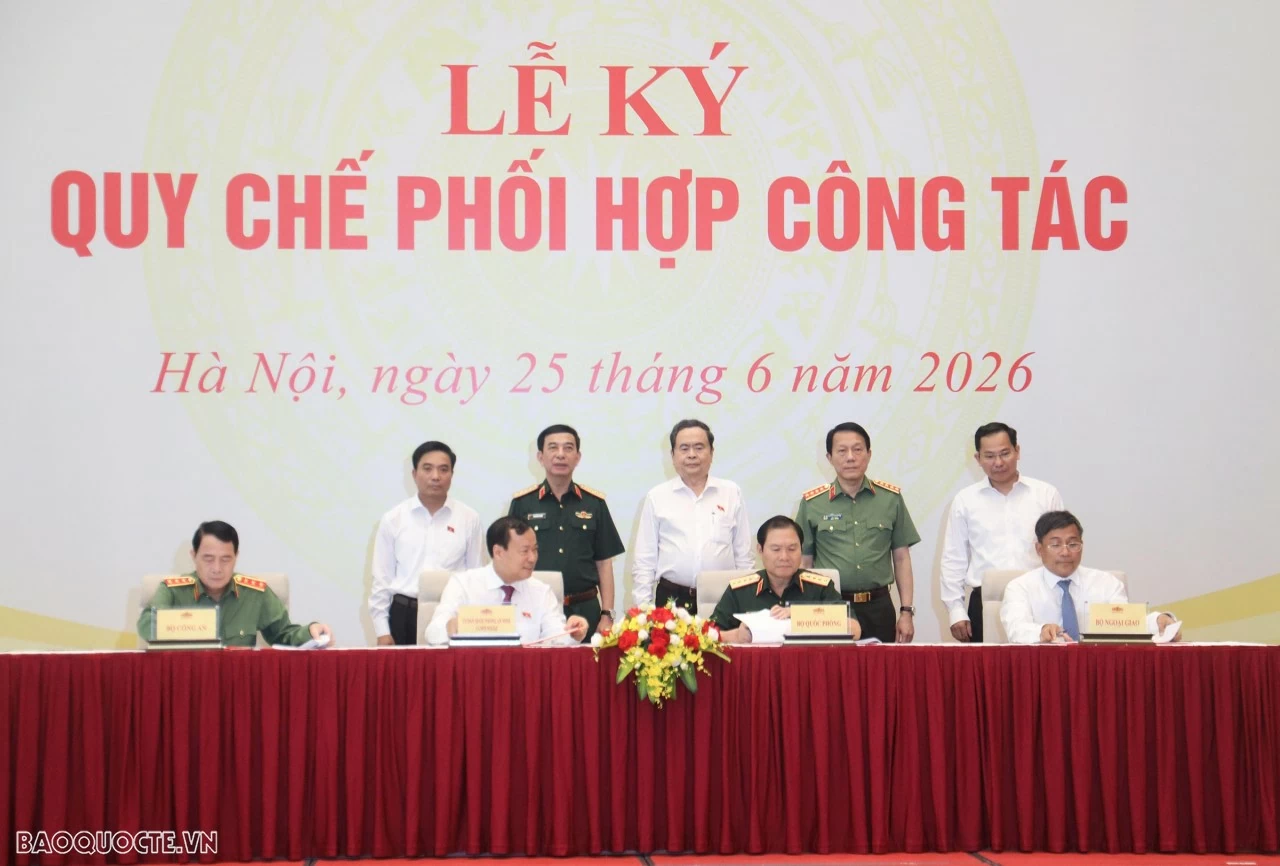 Chủ tịch Quốc hội Trần Thanh Mẫn; Phó Chủ tịch Quốc hội, Thượng tướng Nguyễn Doãn Anh; Phó Thủ tướng Chính phủ, Bộ trưởng Bộ Quốc phòng, Đại tướng Phan Văn Giang; Bộ trưởng Bộ Công an, Đại tướng Lương Tam Quang; Tổng Thư ký Quốc hội, Chủ nhiệm Văn phòng Quốc hội Lê Quang Mạnh chứng kiến Lễ ký Quy chế phối hợp giữa Ủy ban Quốc phòng, An ninh và Đối ngoại với 3 Bộ. (Ảnh: Thành Long)
