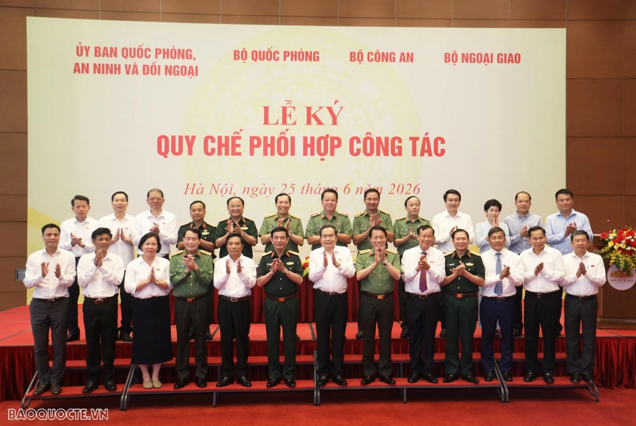 Chủ tịch Quốc hội Trần Thanh Mẫn và các đại biểu dự Lễ ký Quy chế phối hợp chụp ảnh lưu niệm