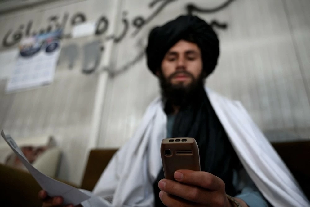 Nhiều công chức Afghanistan cho biết, hoạt động hành chính bị ảnh hưởng đáng kể sau khi lệnh cấm smartphone có hiệu lực. (Nguồn: IFEX)