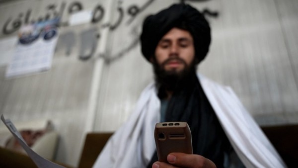 Taliban cấm quan chức dùng smartphone, các tổ chức nhân quyền nói gì?