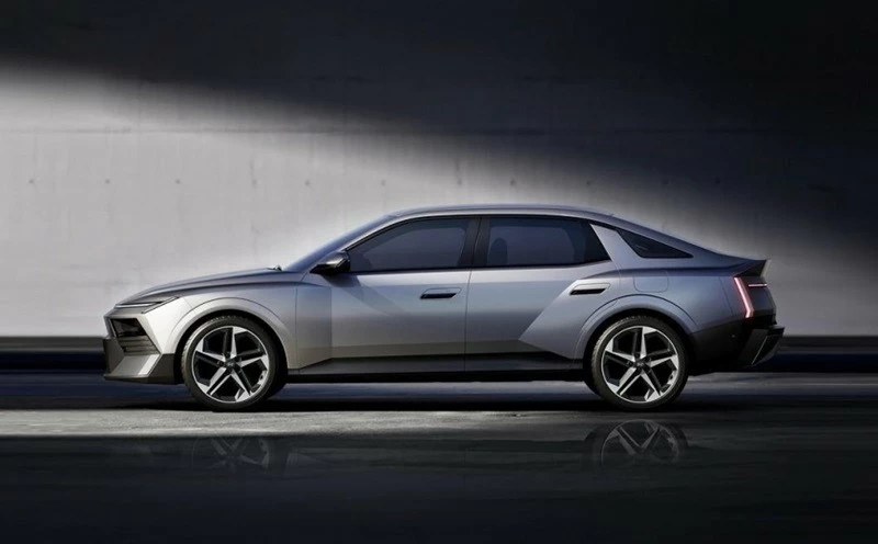 Nhìn từ bên hông, Hyundai Elantra thế hệ mới giữ cấu trúc sedan truyền thống nhưng tỷ lệ thân xe đã được điều chỉnh.