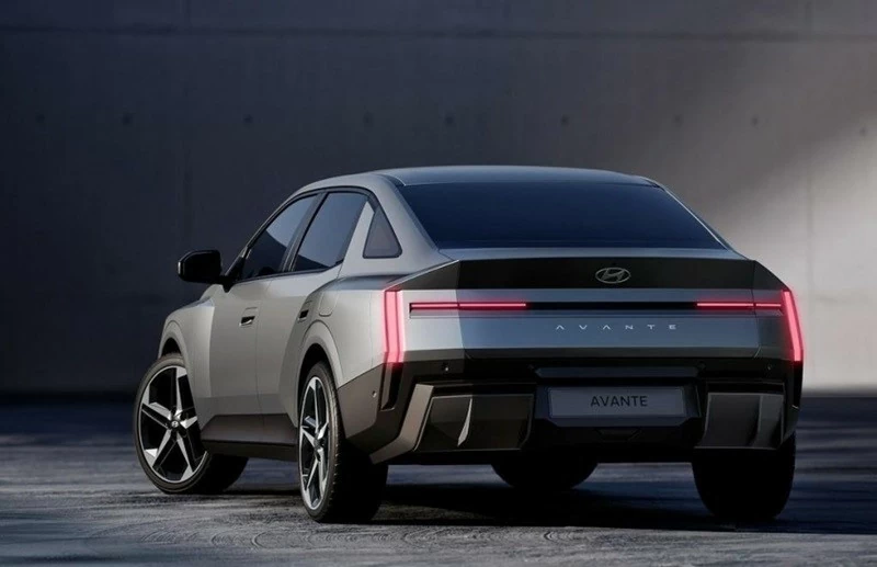 Phần đuôi Elantra thế hệ mới tiếp tục theo phong cách đồng bộ với phía trước.