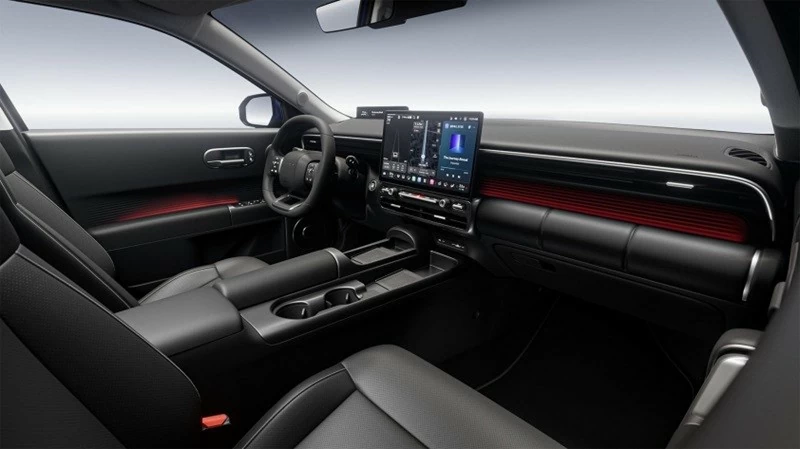 Bên trong khoang lái, Hyundai thiết kế theo hướng tập trung vào người lái với bố cục ôm trọn không gian điều khiển. 