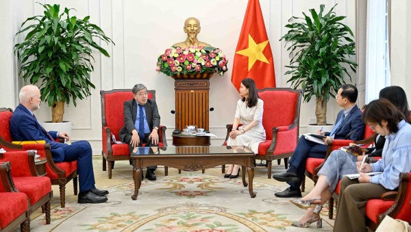 Deputy Foreign Minister Nguyen Minh Hang meets OECD Deputy Secretary-General