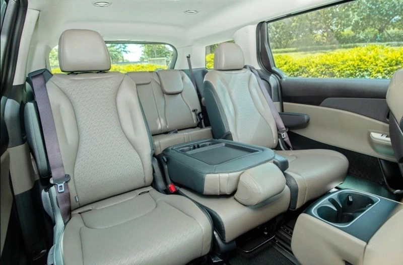 Khoang nội thất Carnival Hybrid vẫn được trang bị đầy đủ các tiện ích cơ bản.