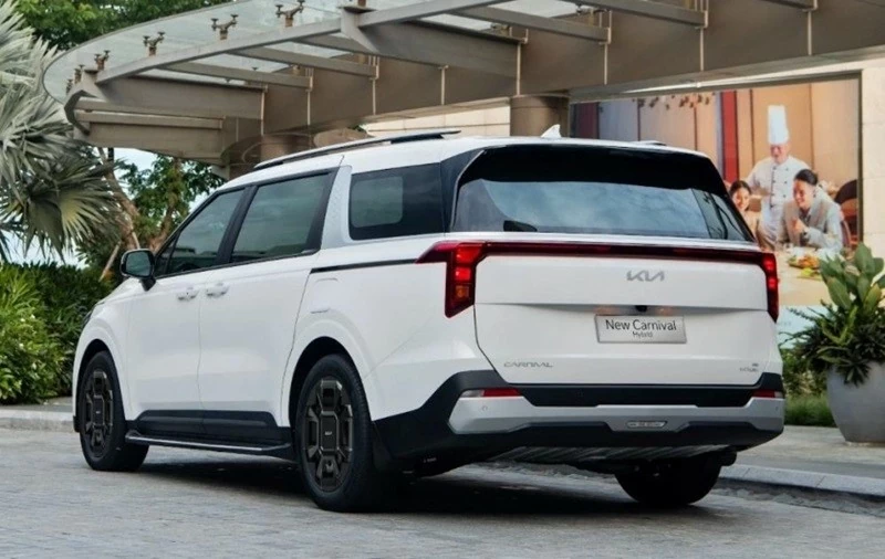 Kia Carnival Hybrid Luxury 8S không có sự khác biệt lớn về thiết kế so với các phiên bản còn lại.
