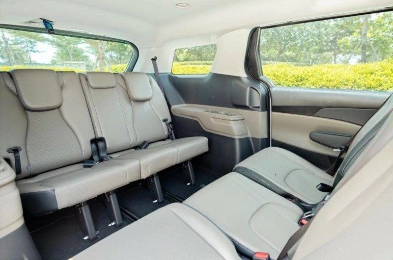 Carnival Hybrid Luxury 8S sử dụng thiết kế 8 chỗ thay vì 7 chỗ như hai bản còn lại. 