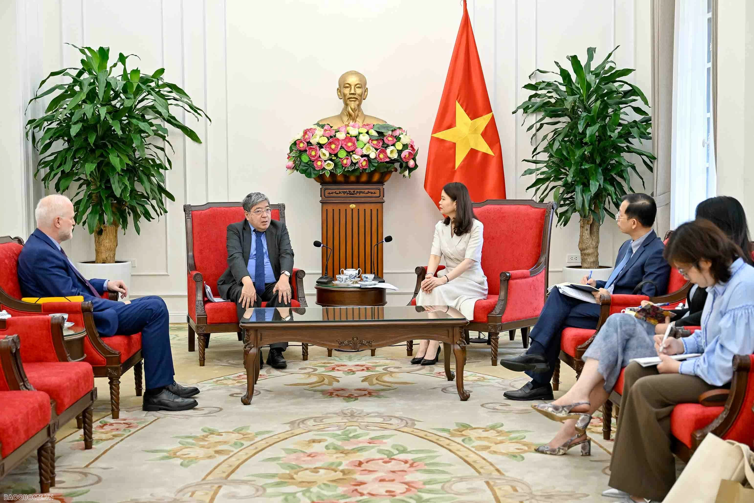 Thứ trưởng Ngoại giao Nguyễn Minh Hằng tiếp Phó Tổng Thư ký OECD