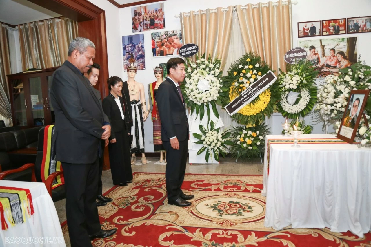 Lãnh đạo Bộ Ngoại giao viếng và ghi sổ tang tưởng niệm nguyên Tổng thống Timor-Leste Francisco Guterres Lu Olo