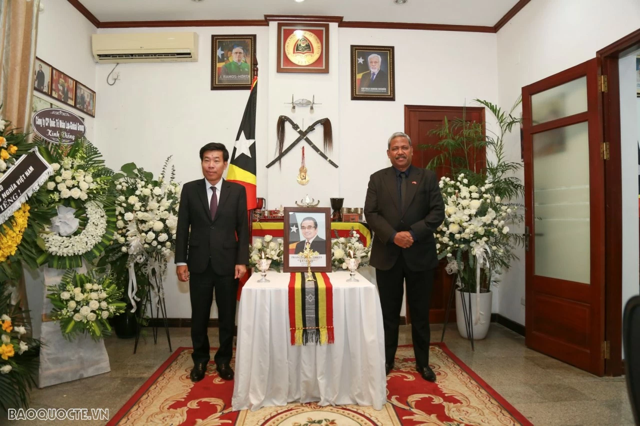 Lãnh đạo Bộ Ngoại giao viếng và ghi sổ tang tưởng niệm nguyên Tổng thống Timor-Leste Francisco Guterres Lu Olo