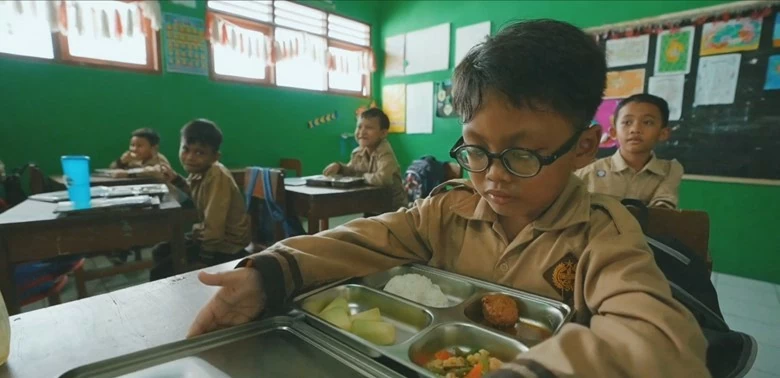 Một bữa ăn học đường ở Indonesia. (Ảnh: IFSR)