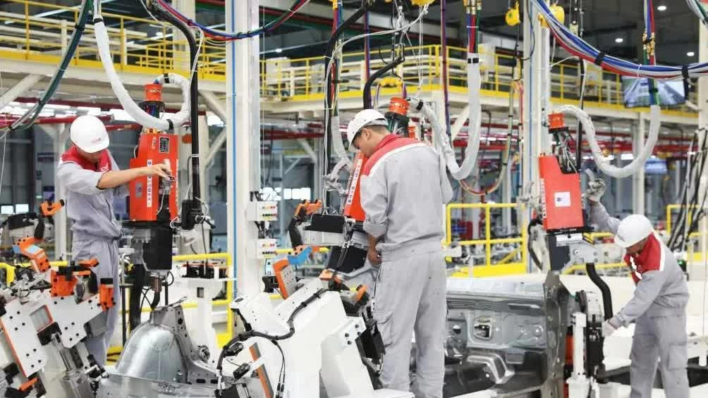 Vận hành lắp ráp ô tô tại Công ty CP KCN Tổ hợp công nghệ Thành Công Việt Hưng. Ảnh: Đỗ Phương