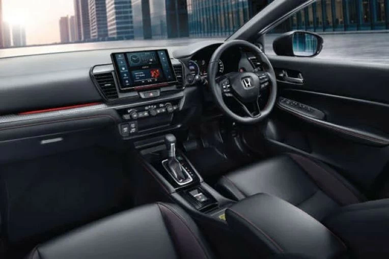 Khoang nội thất của Honda City 2026 không thay đổi nhiều về cách bố trí. 