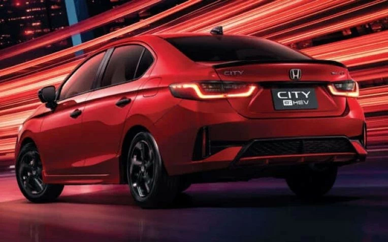 Ở phía sau, Honda vẫn giữ kiểu dáng quen thuộc của City.