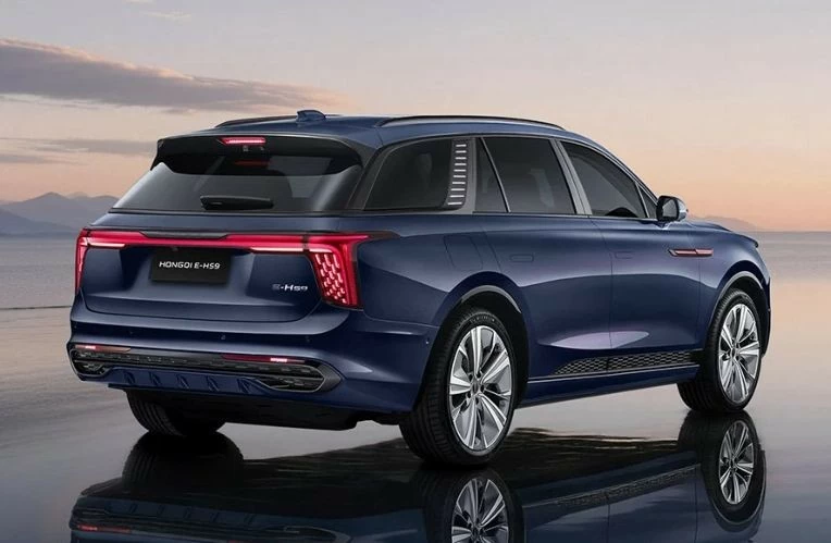 Ngoại thất của mẫu xe được thiết kế theo hướng hiện đại và sang trọng. 
