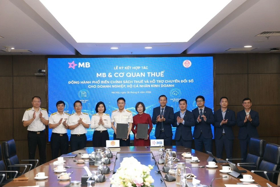 Các đại biểu chụp hình lưu niệm tại sự kiện. MB và cơ quan thuế ký kết hợp tác, lấy người nộp thuế làm trung tâm, lấy chuyển đổi số làm nền tảng