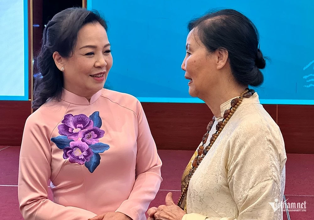 Diễn viên Kiều Chinh hội ngộ Tiến sĩ Ngô Phương Lan. (Nguồn: Vietnamnet)