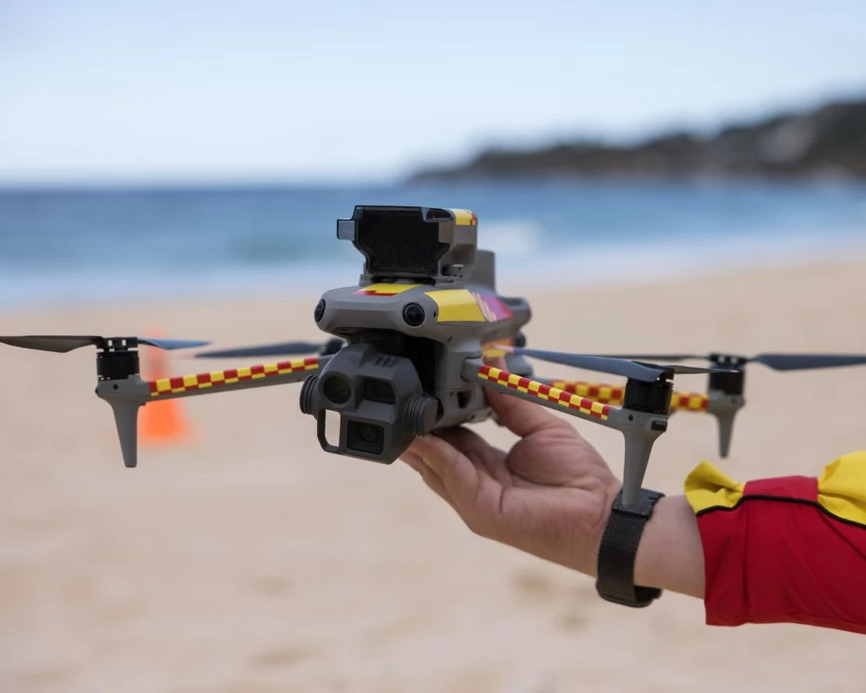 Drone của Surf Life Saving NSW sẽ tuần tra hằng ngày tại 70 bãi biển ở bang New South Wales nhằm phát hiện sớm cá mập và giảm nguy cơ xảy ra sự cố. (Nguồn: AAP)
