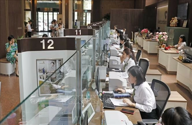 Giao dịch tại Hội sở chính Vietcombank 198 Trần Quang Khải. (Nguồn: TTXVN)