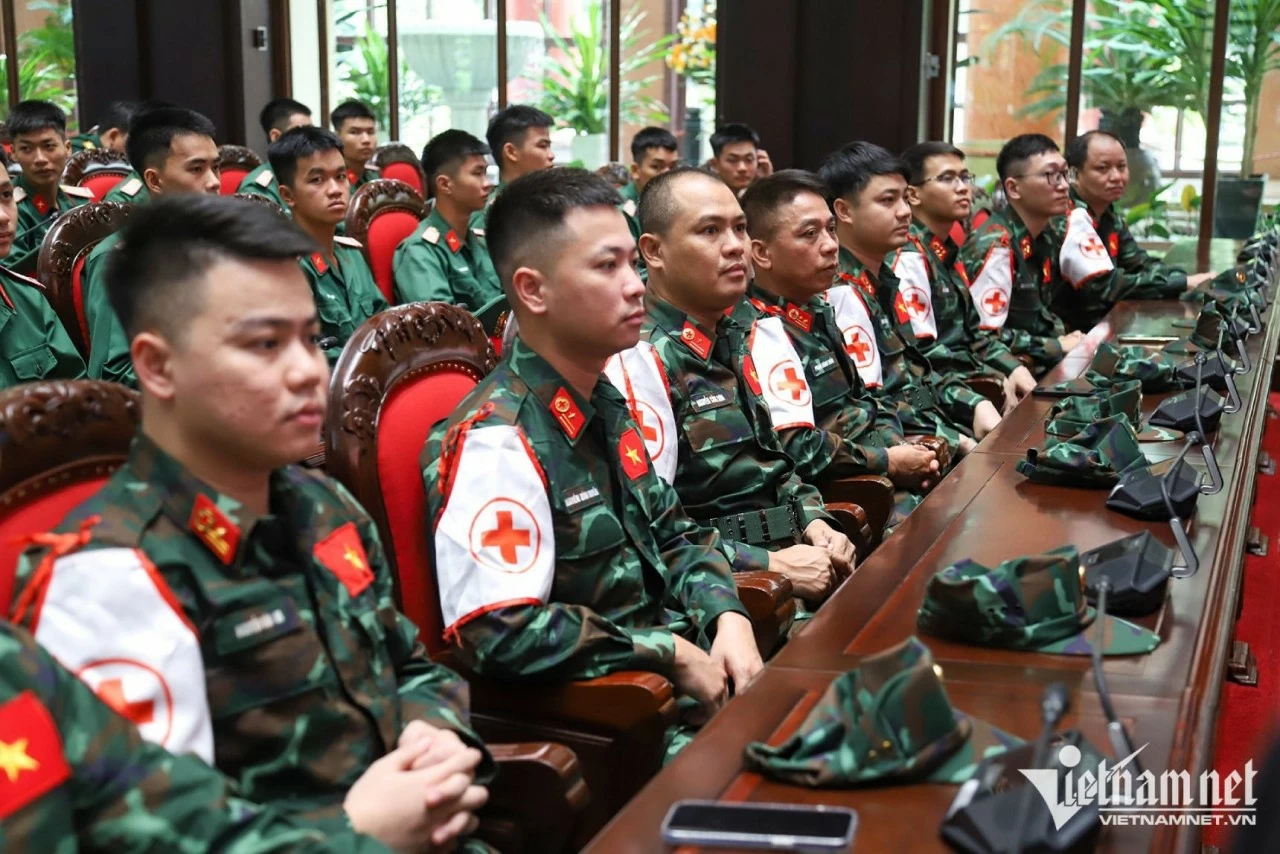 Các lực lượng quân y, biên phòng, công binh chuẩn bị cho ngày lên đường. (Nguồn: Vietnamnet)