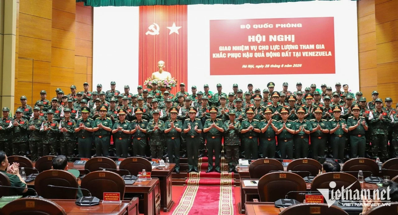 Lãnh đạo Quân ủy Trung ương, Bộ Quốc phòng cùng cán bộ, chiến sĩ tham gia nhiệm vụ cứu hộ động đất tại Venezuela. (Nguồn: Vietnamnet)