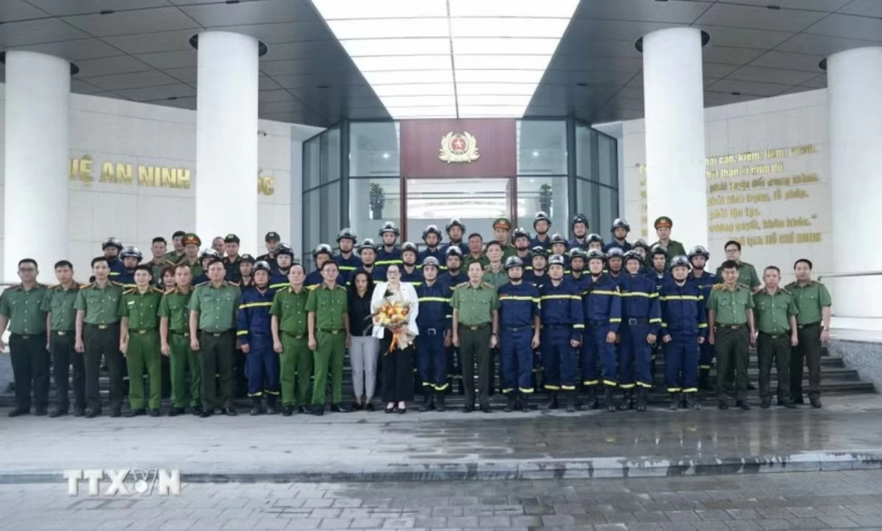 Thượng tướng Lê Văn Tuyến, Thứ trưởng Bộ Công an với đoàn công tác Bộ Công an lên đường thực hiện nhiệm vụ cứu nạn, cứu hộ tại Venezuela. (Nguồn: TTXVN)