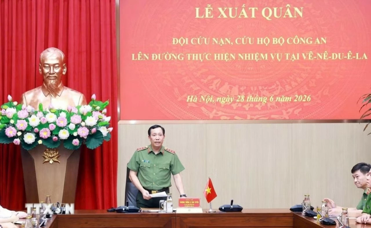 Thượng tướng Lê Văn Tuyến, Uỷ viên Trung ương Đảng, Thứ trưởng Bộ Công an phát biểu giao nhiệm vụ cho cán bộ, chiến sỹ Công an Nhân dân Việt Nam lên đường cứu nạn, cứu hộ tại Venezuela. (Nguồn: TTXVN)