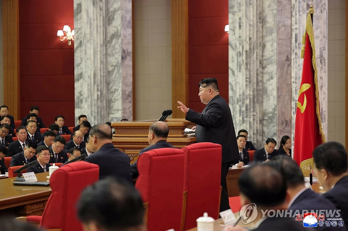 Chủ tịch Triều Tiên Kim Jong Un phát biểu tại Hội nghị toàn thể mở rộng lần thứ hai Ban Chấp hành Trung ương đảng Lao động Triều Tiên khóa IX diễn ra từ ngày 20-22/6. (Nguồn: Yonhap)