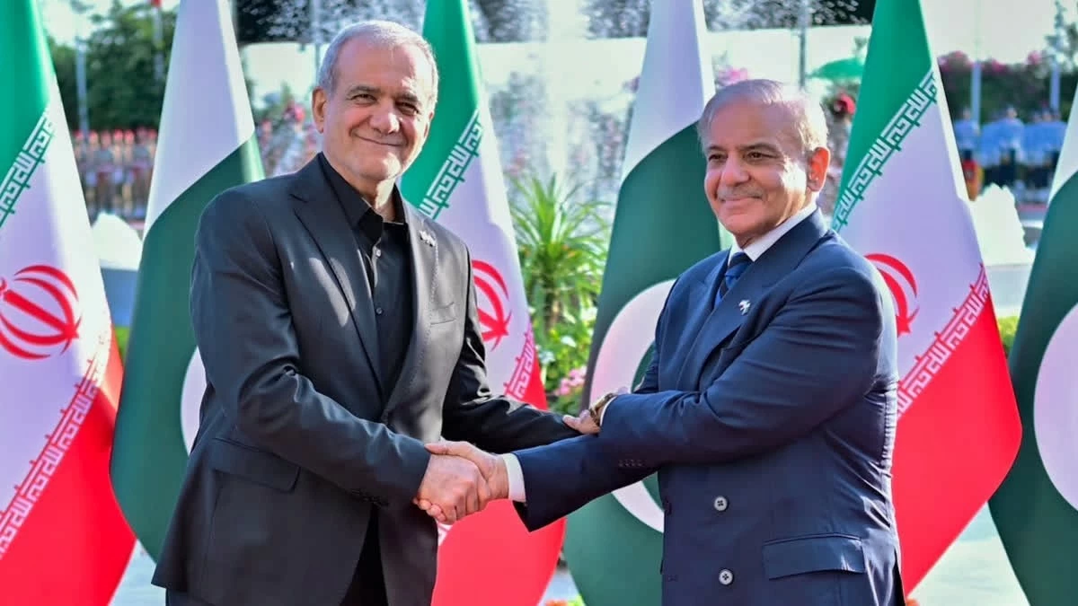 Tổng thống Iran Masoud Pezeshkian (trái) và Thủ tướng Pakistan Muhammad Shehbaz Sharif trong cuộc gặp tại Islamabad, Pakistan ngày 23/6. (Nguồn: ETV Brahat)